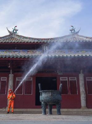 消防員在泉州府文廟大成殿外操作演示移動(dòng)高壓細(xì)水霧